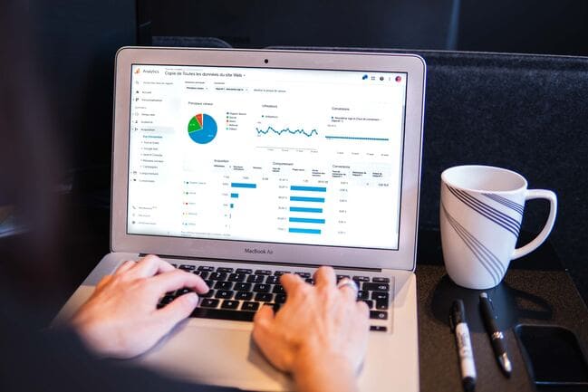 Analyse technique de votre site web par un employé de Doowup agence digitale