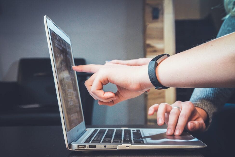 Un employé de Doowup Agence Digitale expliquant les bonnes pratiques de cybersécurité