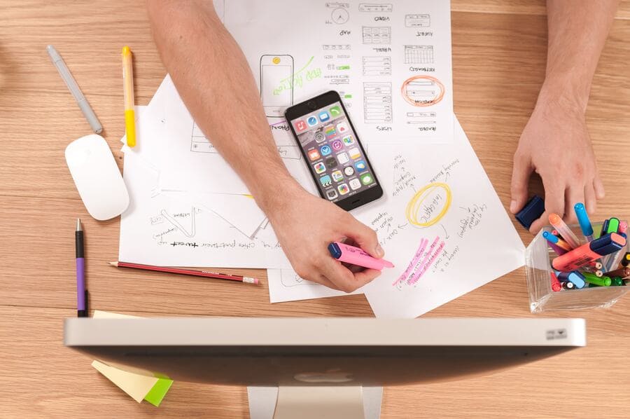 Un employé de Doowup Agence Digitale imaginant le site de vos envies
