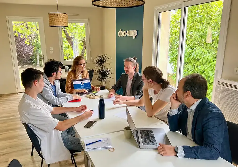 L'équipe de Doowup Agence Digitale en réunion