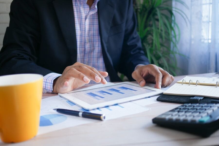 Un employé de Doowup Agence Digitale effectuant une analyse dans le but de trouver les opportunités d'optimisation d'un client