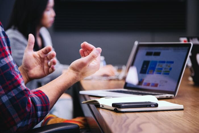 Un employé de Doowup Agence Digitale procede à la qualitification des leads 