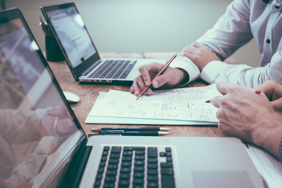 Un employé de Doowup Agence Digitale écoutant les demandes d'un client