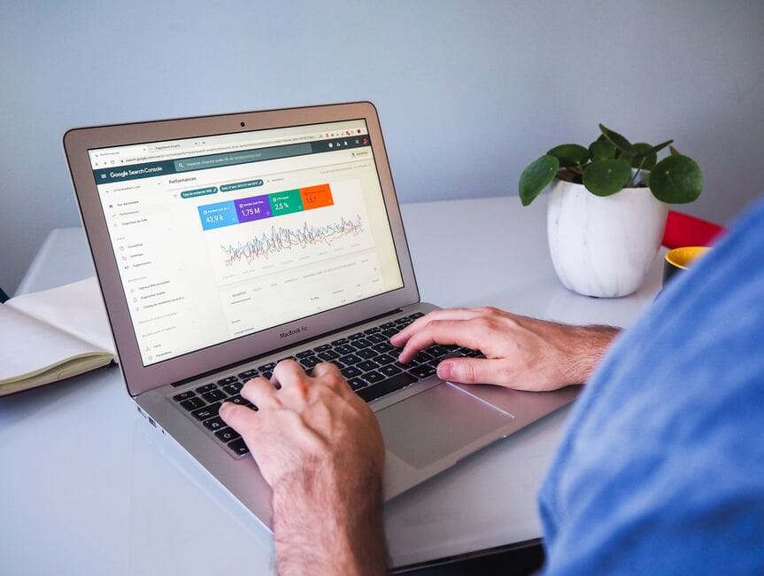 Un employé de Doowup agence digitale utilisant l'outil Google search console