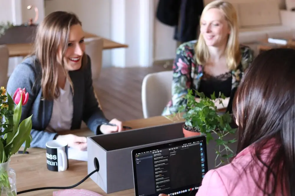 Des employés de Doowup Agence Digitale effectuant un audit web marketing