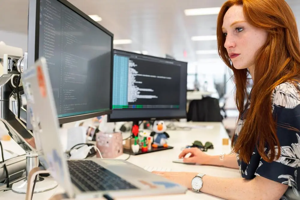 Une employée de Doowup Agence Digitale créant votre site internet sur mesure