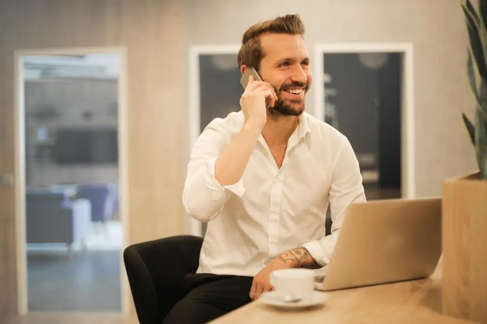 Un employé de Doowup Agence Digitale vous accompagnant dans l'optimisation de votre site web