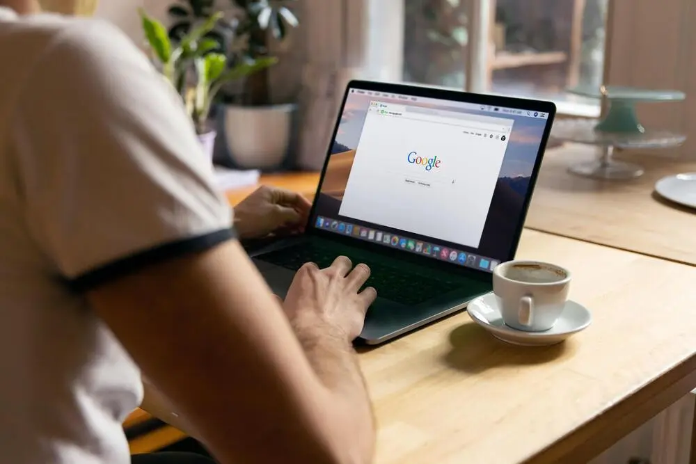 Un employé de doowup optimisant votre site web