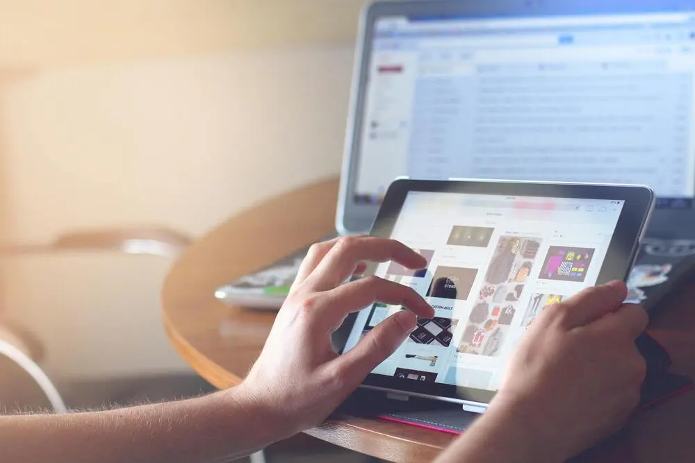 Un employé de Doowup effectuant une analyse UX de votre site web